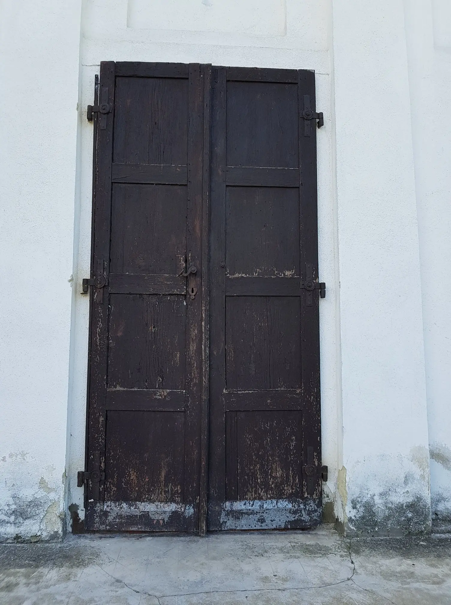 Pôvodné dvere v kamennom portáli pred reštaurovaním