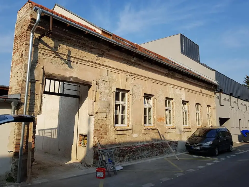 Nárožie domu pred obnovou