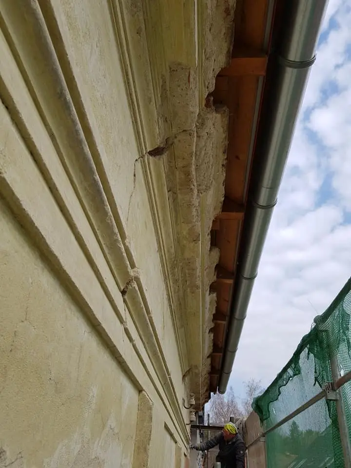 Nová rímsa pozdĺž fasády počas prác