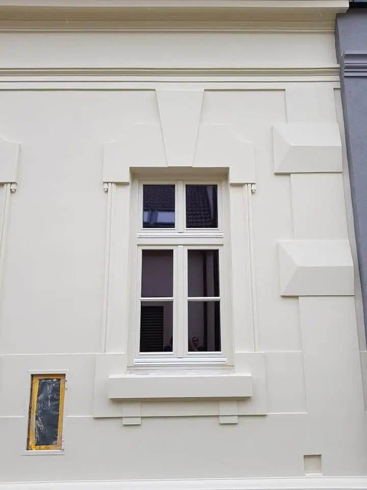 Detail okna so šambránou po obnove