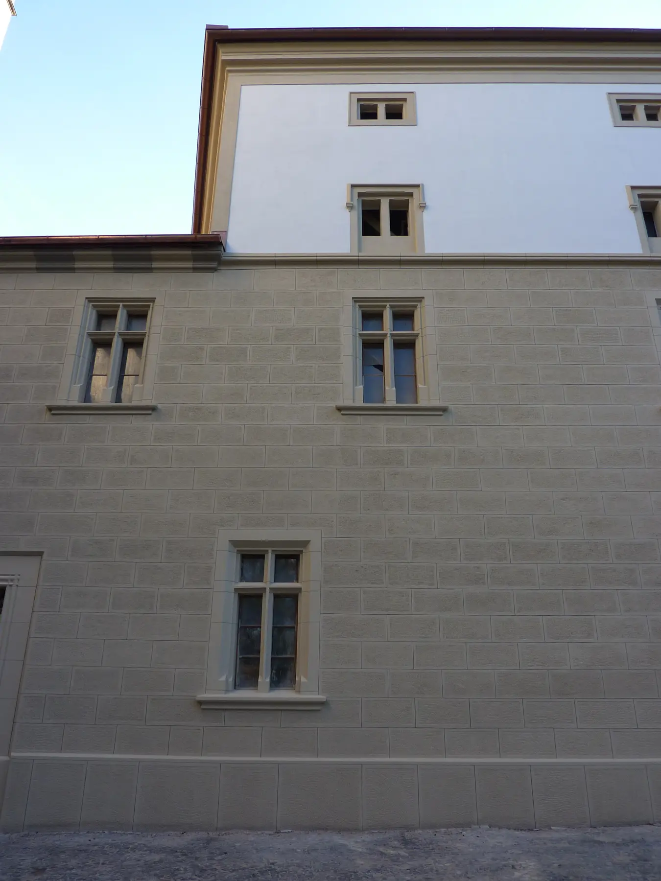 Nárožie sýpky s okennými šambránami po obnove