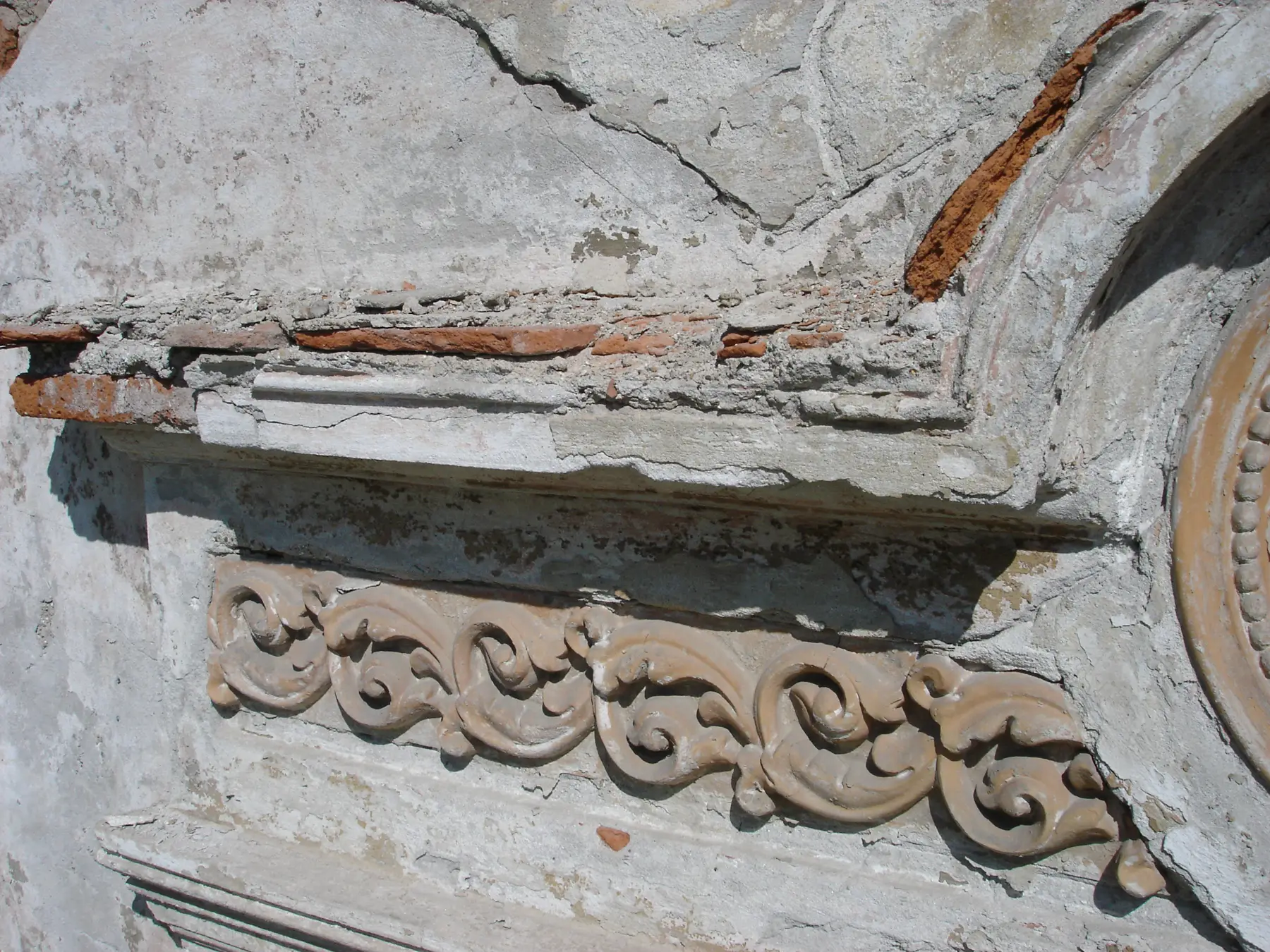 Detail poškodenej štukovej ornamentiky