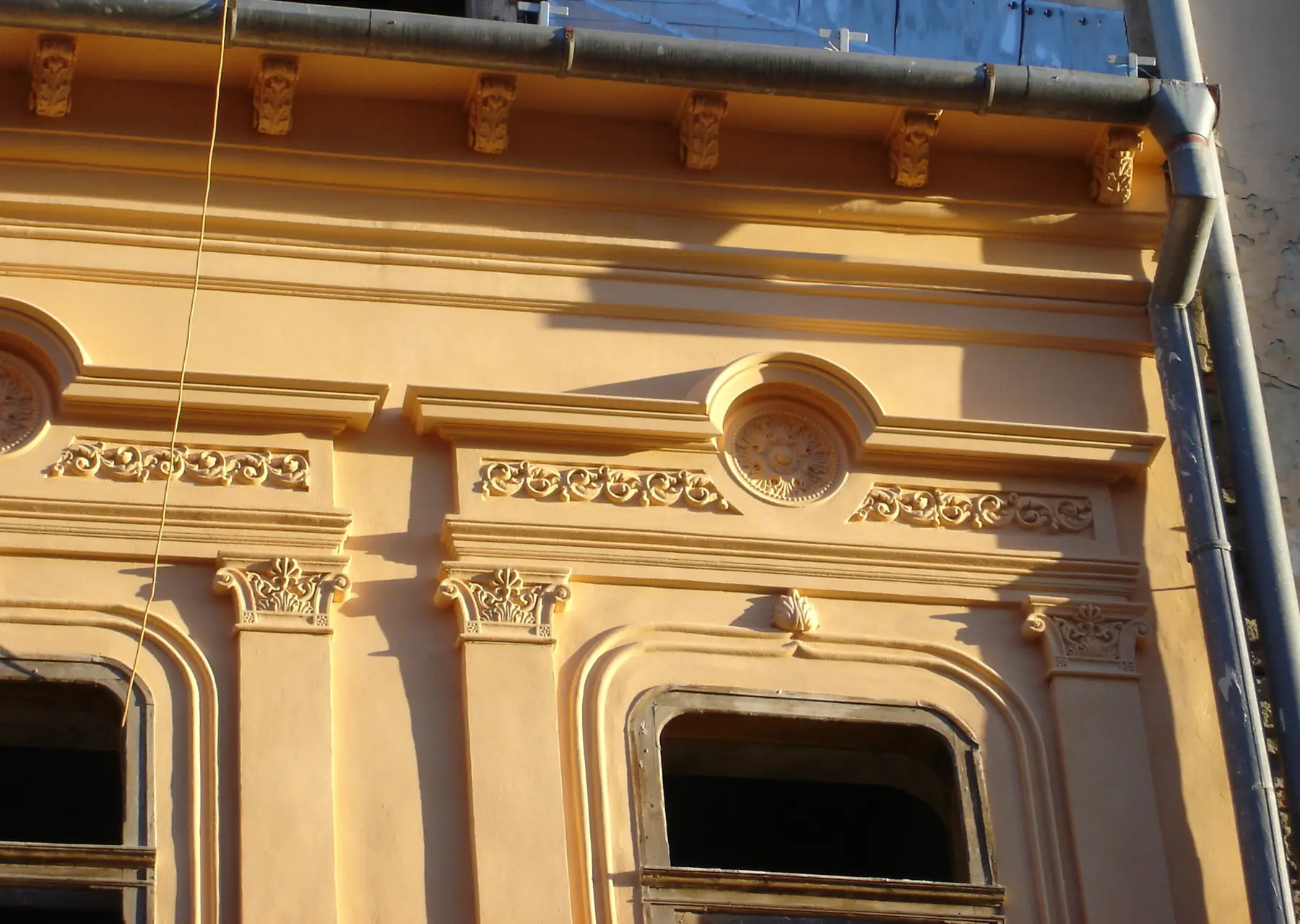 Detail okna s korintskými hlavicami po obnove
