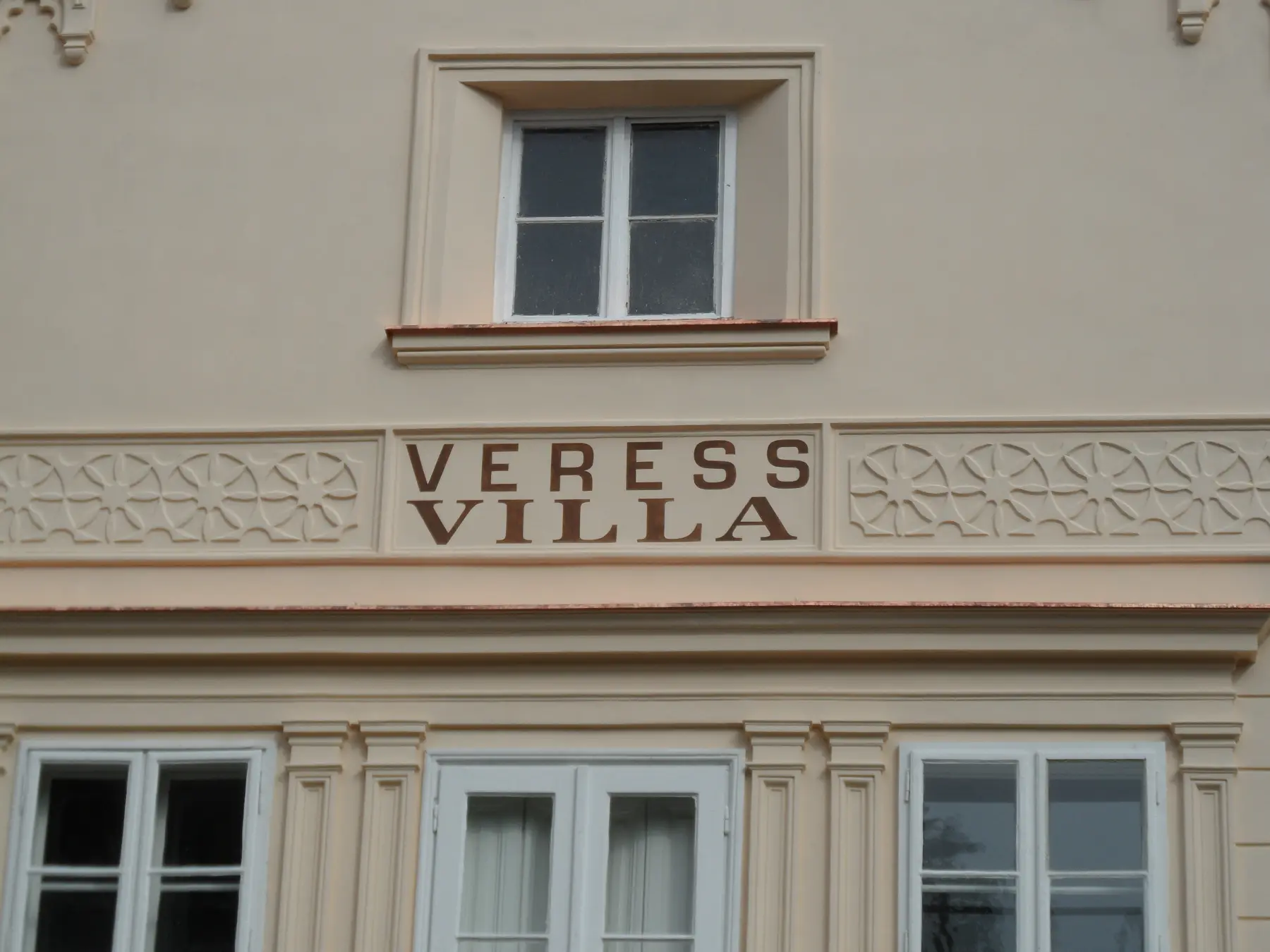 Nápis VERESS VILLA na fasáde po obnove