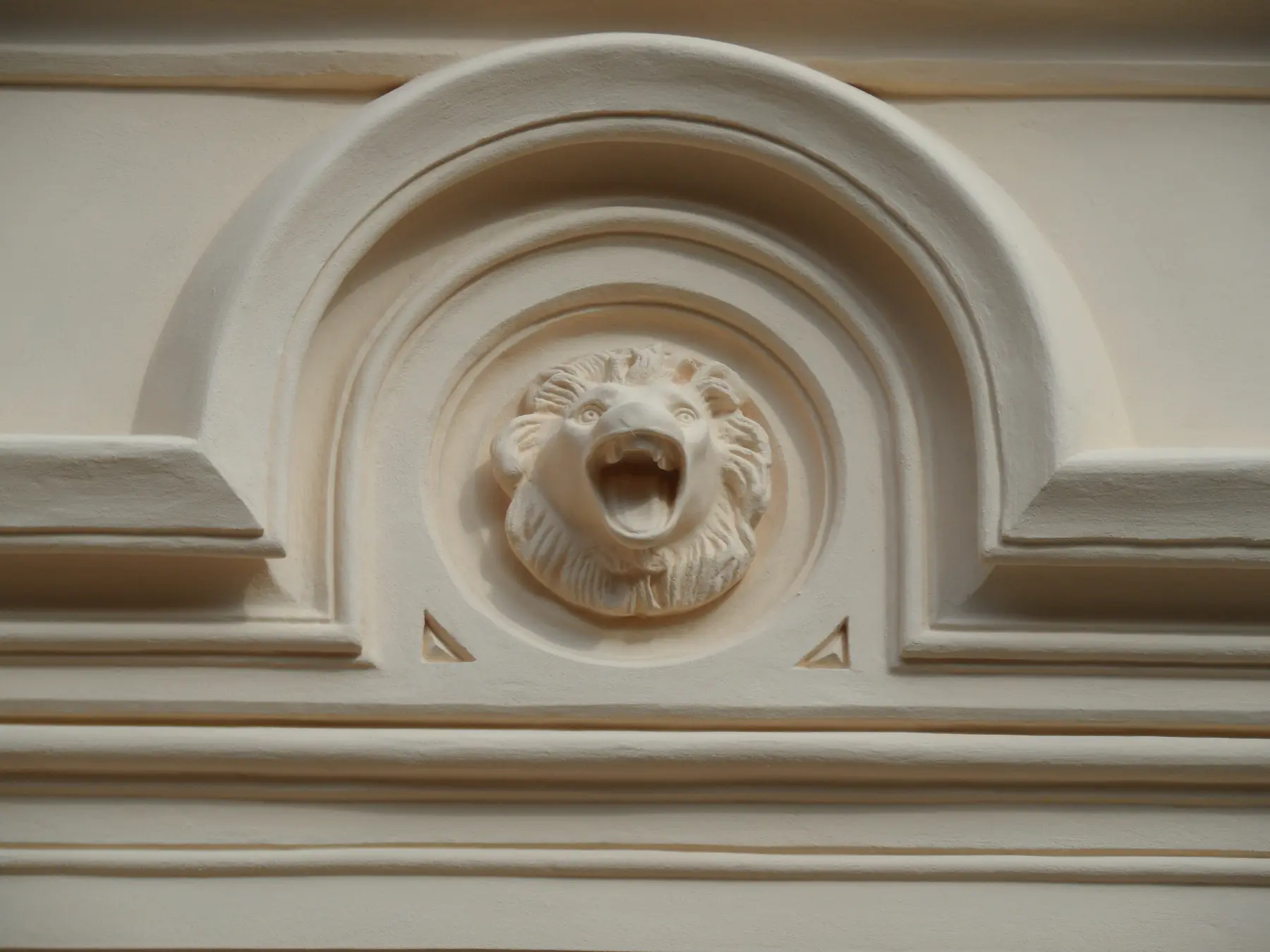 Detail levej hlavy v štukovom nadpraží po obnove