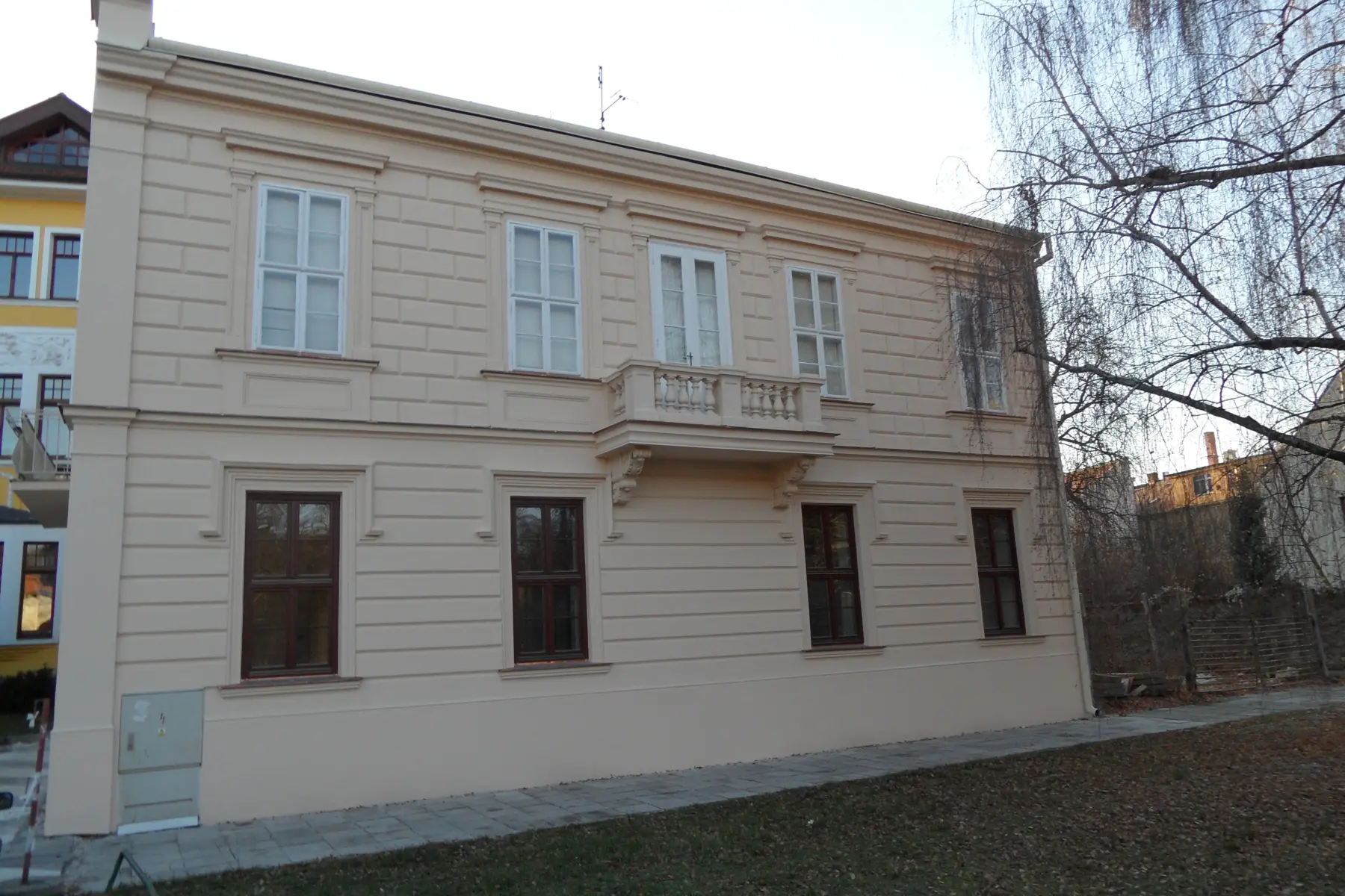 Bočná fasáda a balkón po rekonštrukcii