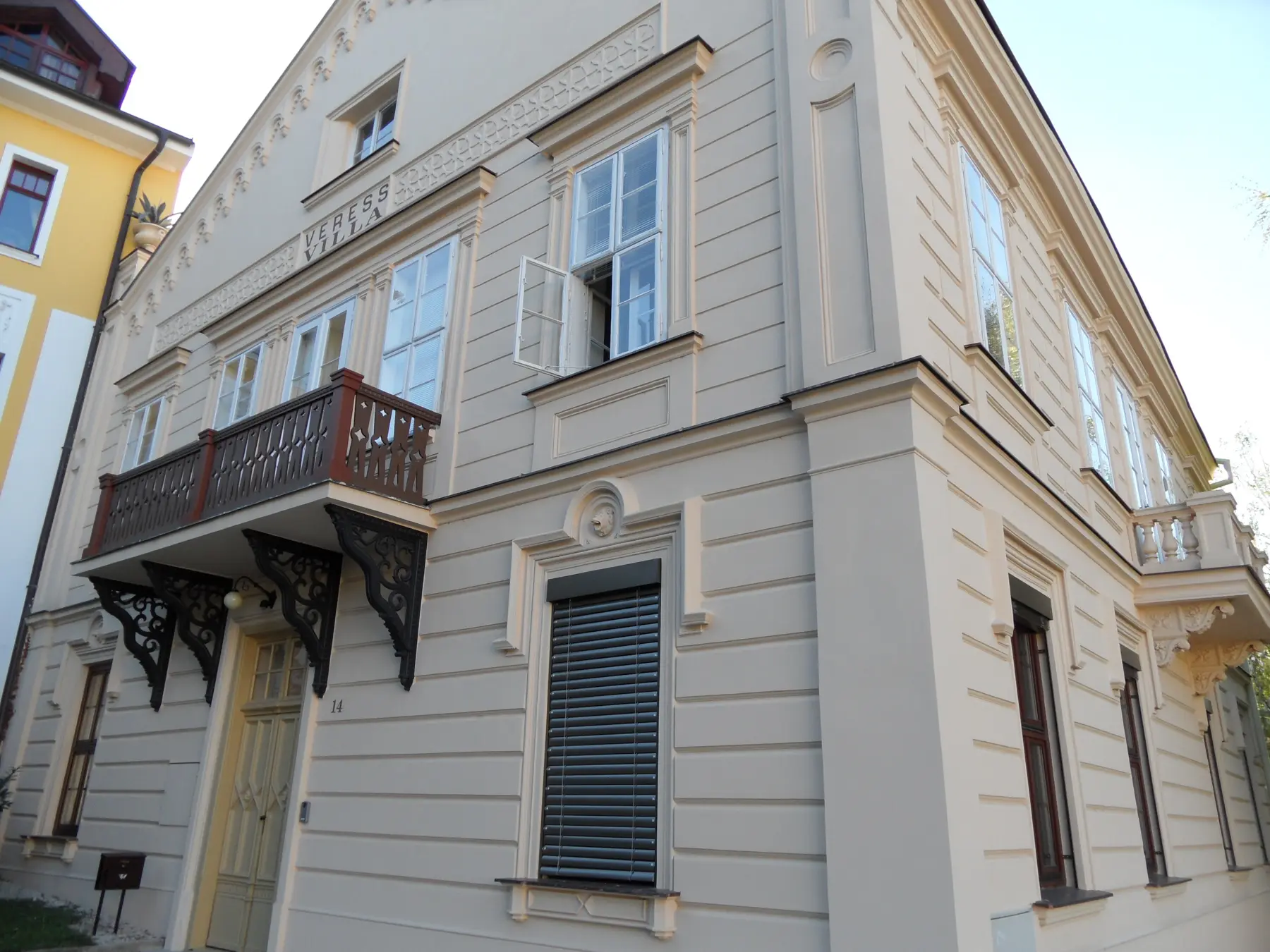 Nárožie vily s balkónom po rekonštrukcii