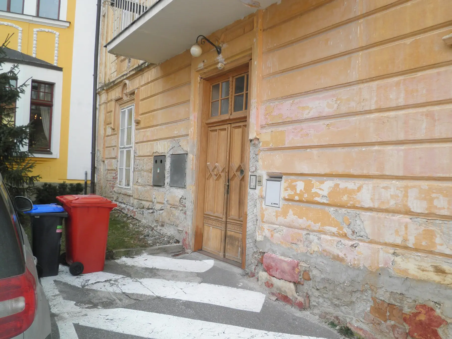 Bočný vstup do vily pred rekonštrukciou