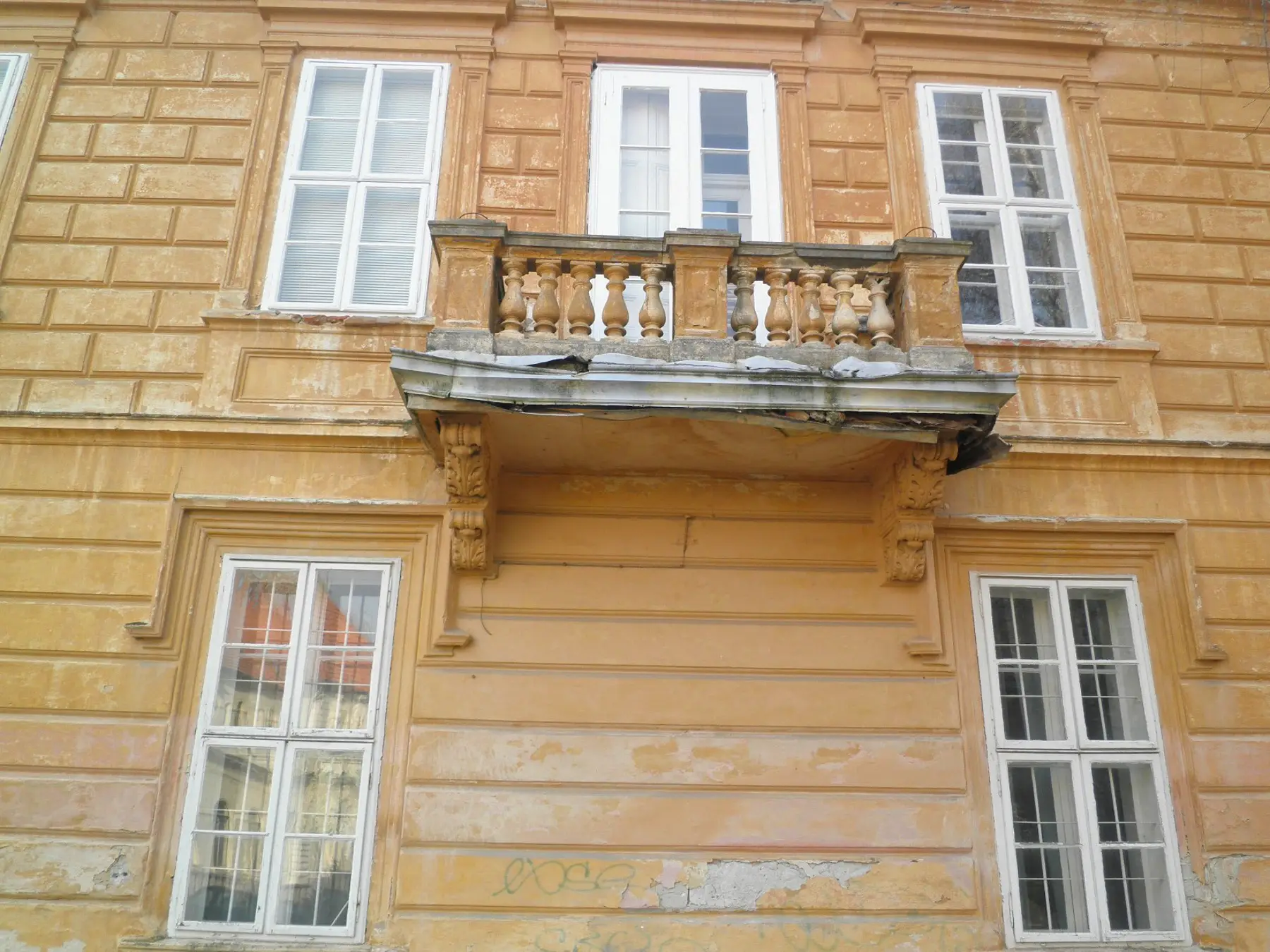 Bočná fasáda a balkón pred rekonštrukciou