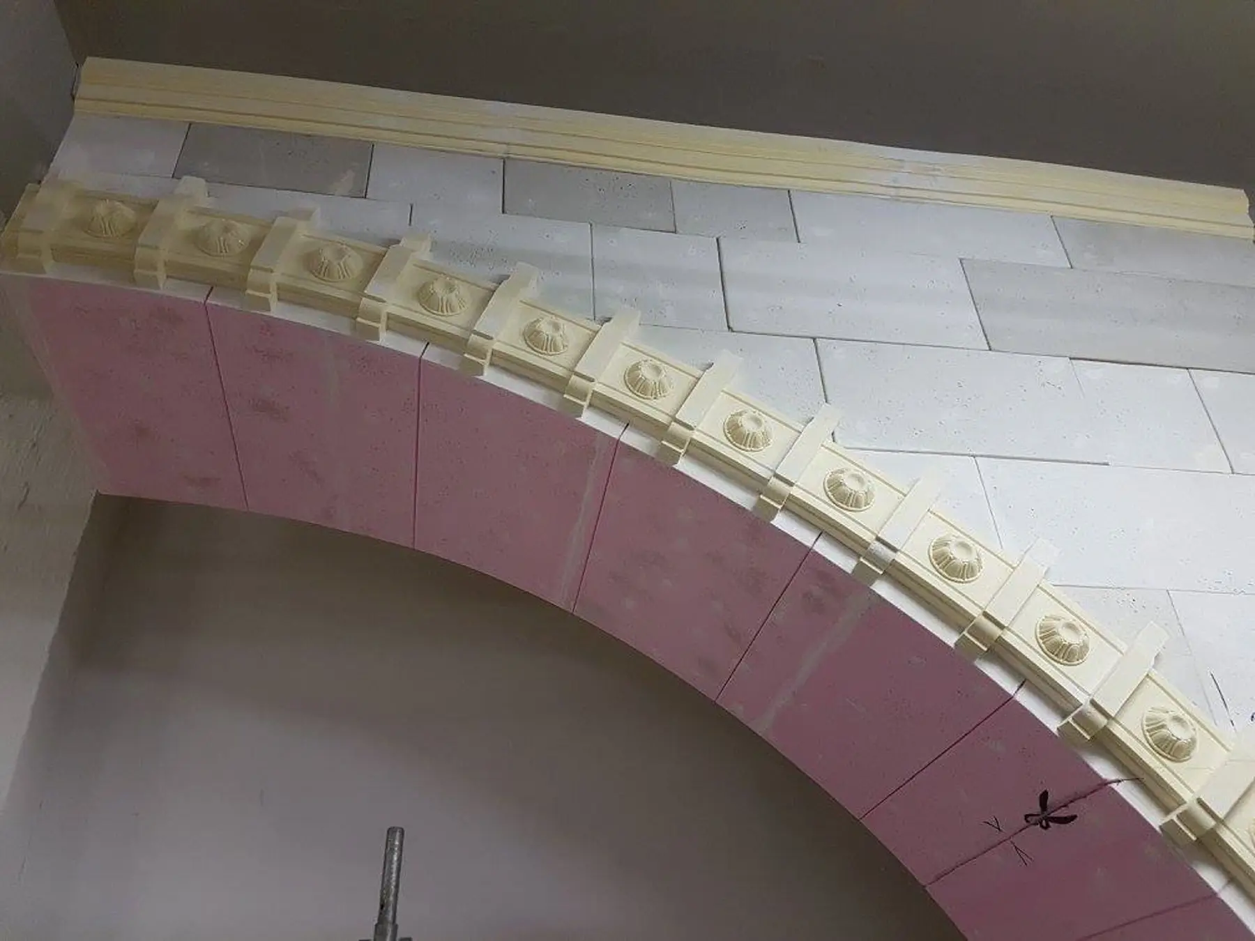 Detail zubovej rímsy na oblúku počas výroby