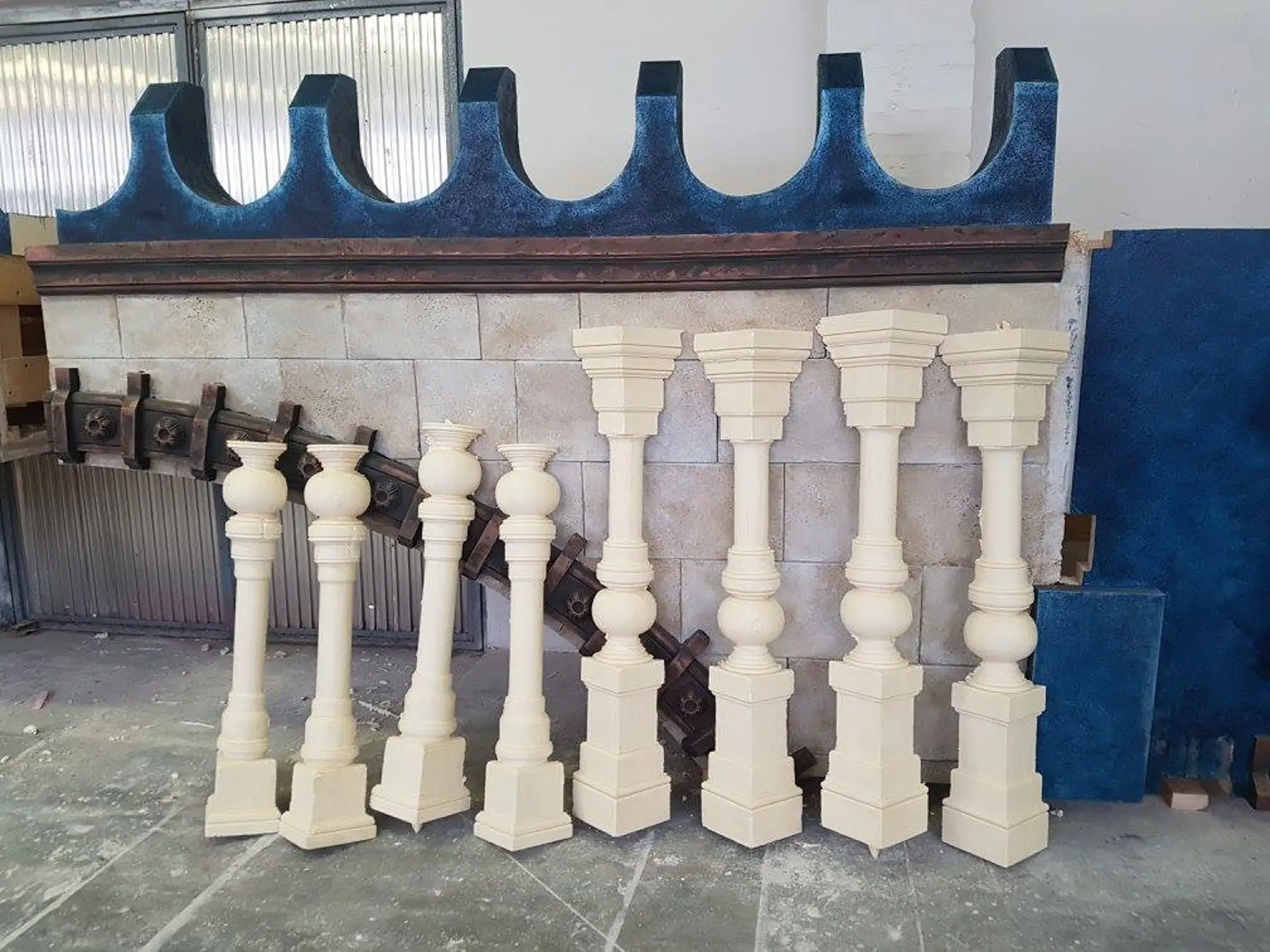 Balustre a stĺpiky pripravené v dielni