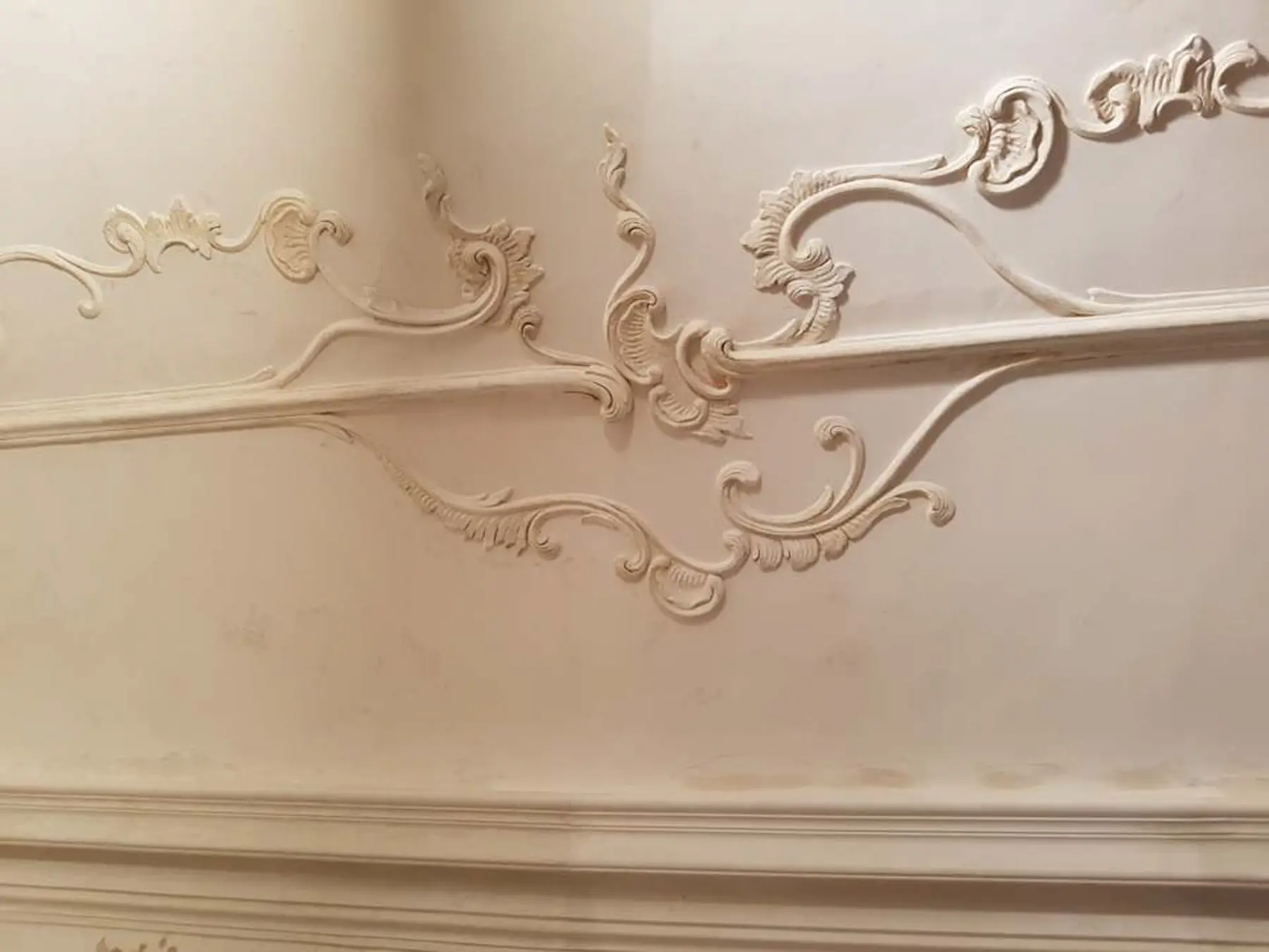 Reštaurovaná rokoková štuková ornamentika