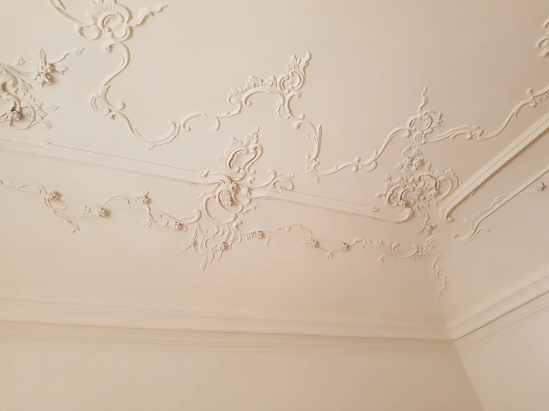 Detail štukovej ornamentiky po reštaurovaní