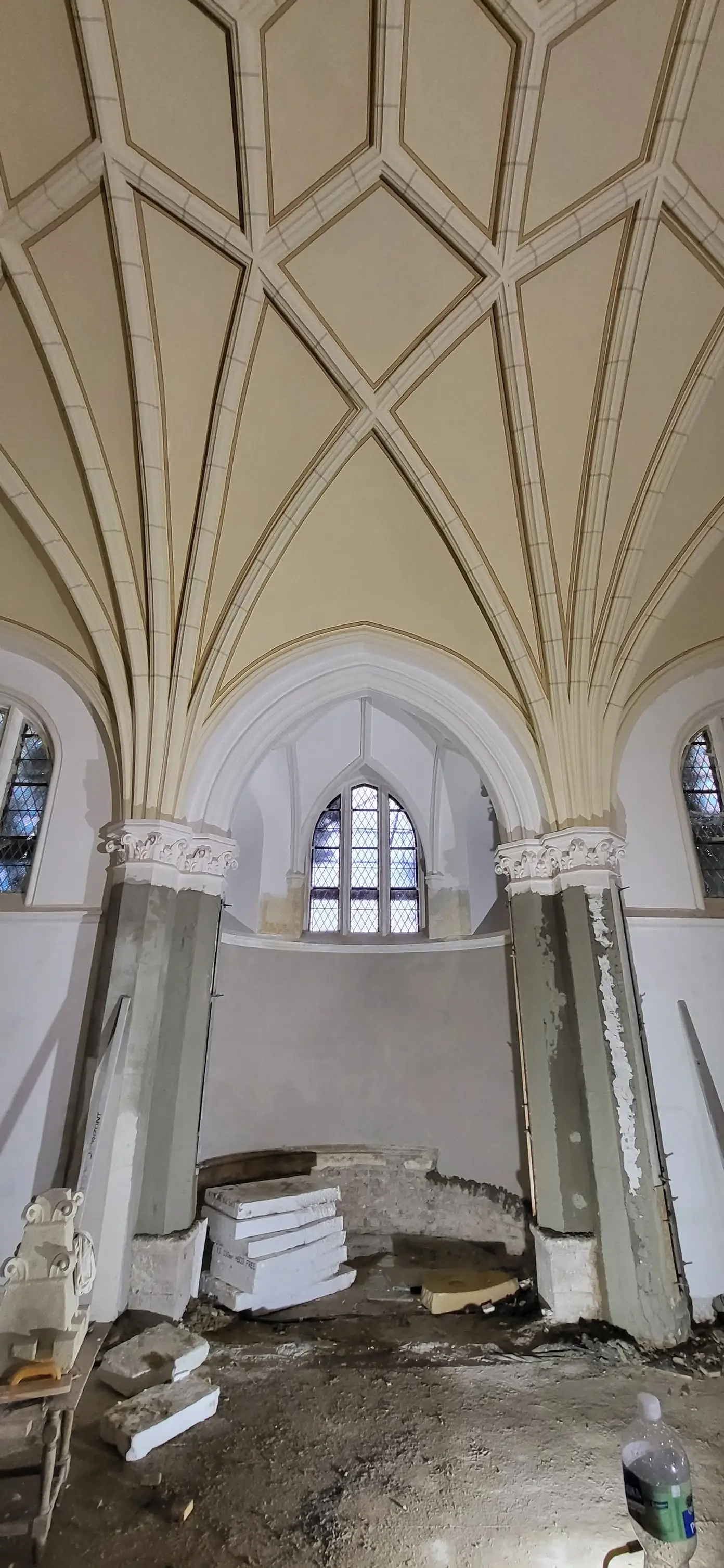 Presbytérium s klenbou počas obnovy