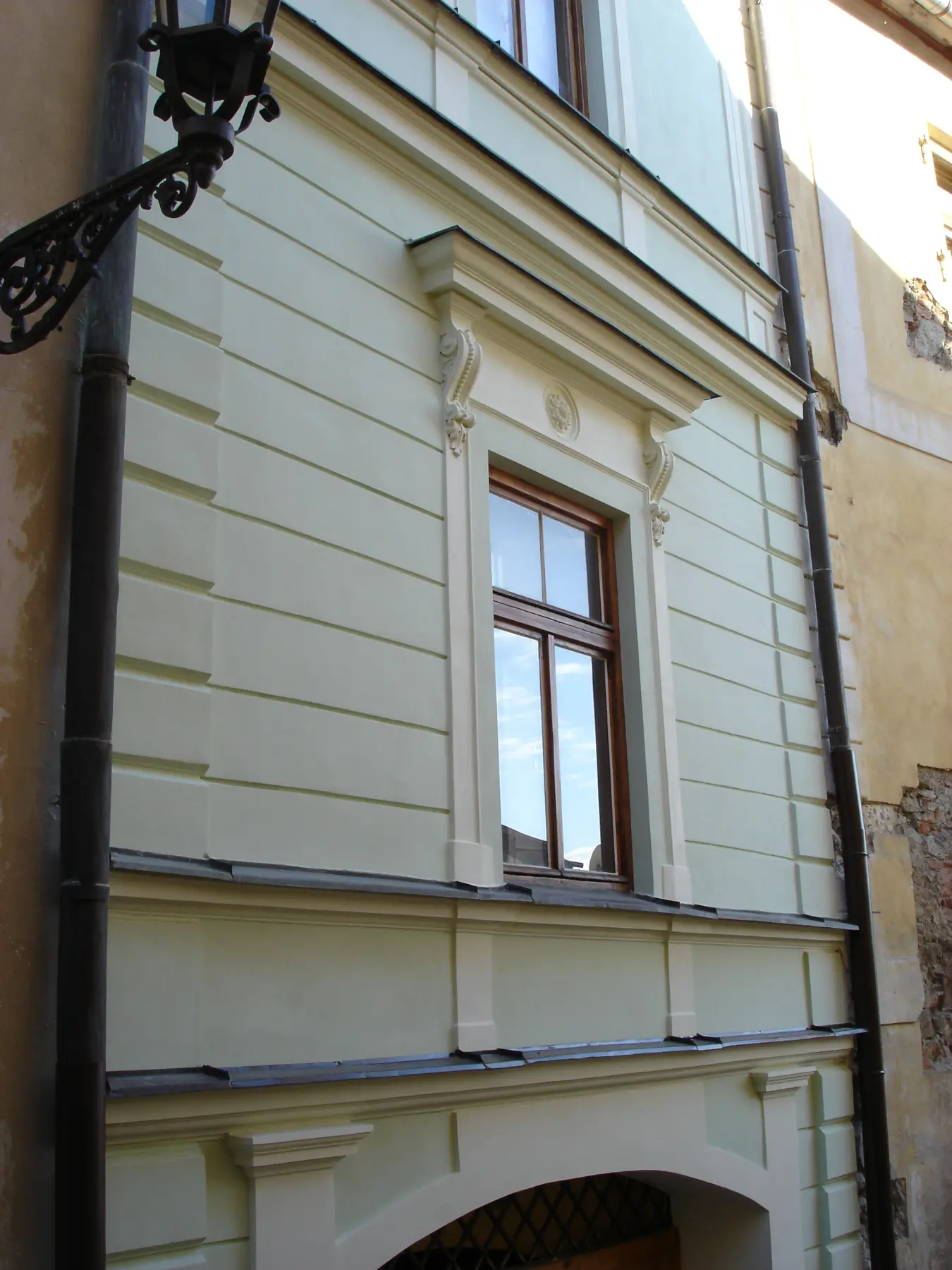Fasáda s okennou šambránou po obnove