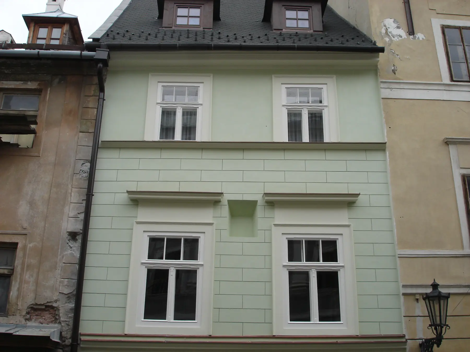 Fasáda a strecha po obnove