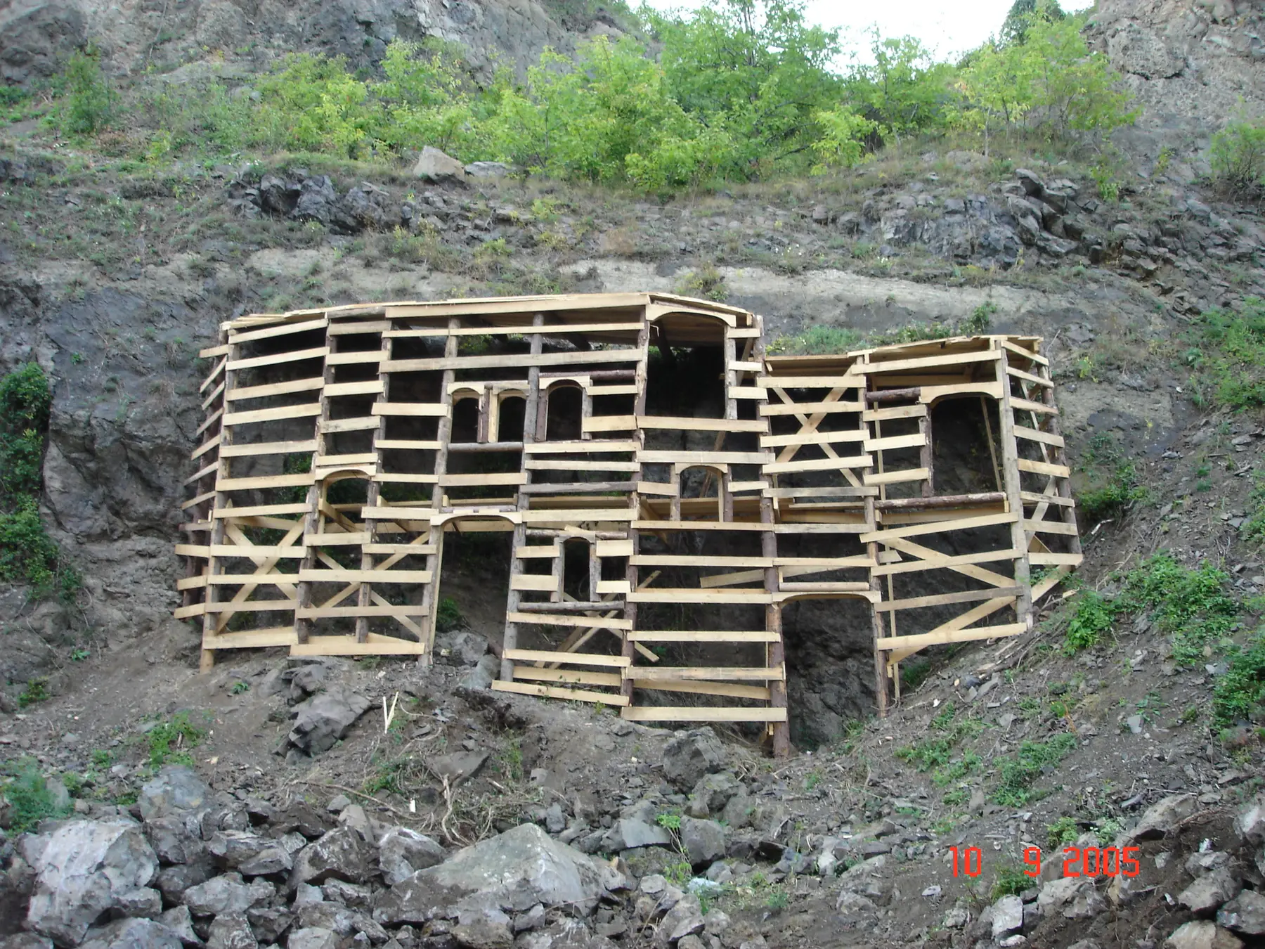 Konštrukcia dedinskej kulisy na skalnom svahu