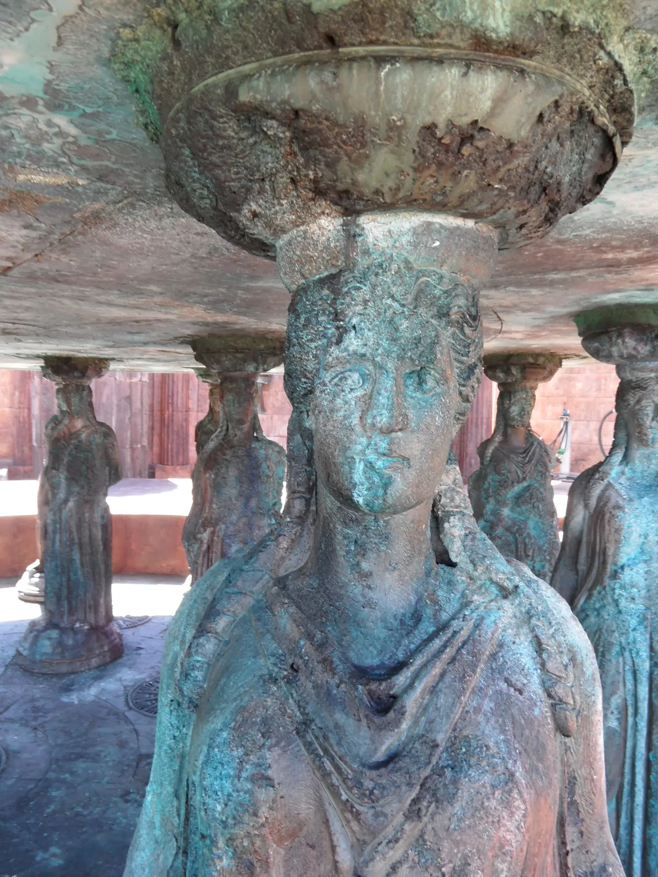 Detail sochy bohyne Héry po patinovaní