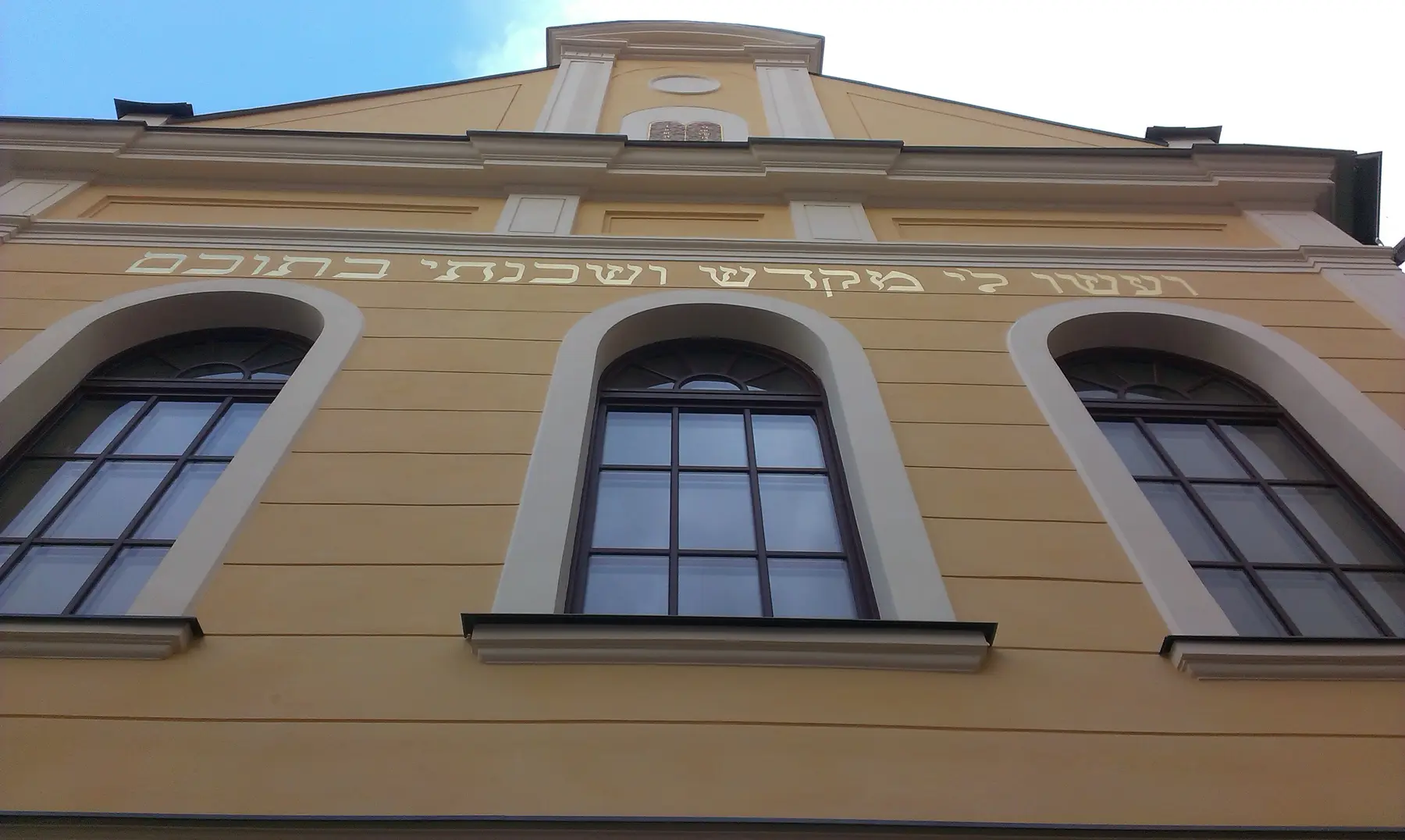 Detail hornej časti fasády s hebrejským nápisom