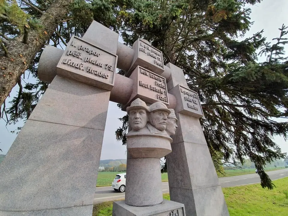 Detail súsošia s hlavami legionárov