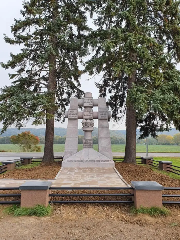 Pamätník v krajine po obnove