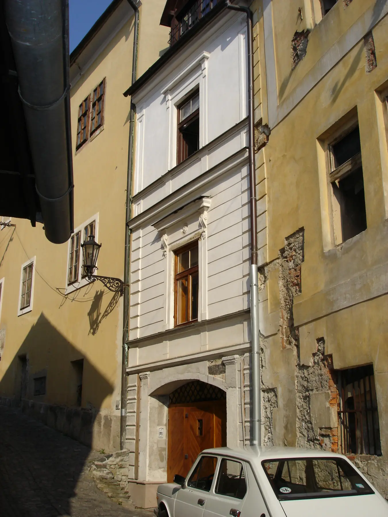 Uličný pohľad na fasády v priebehu obnovy